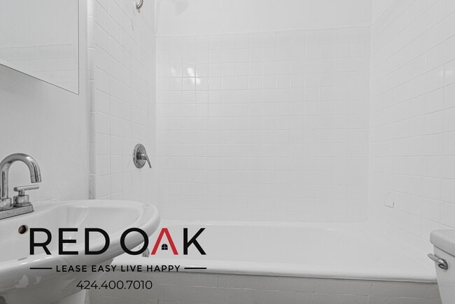 Building Photo - 250 Loma Dr