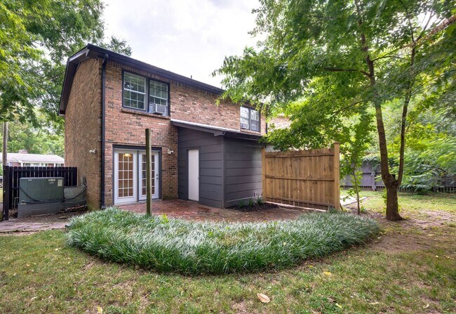 Building Photo - Awesome 2BE/1.5BA duplex in fantastic location in Nashville!
