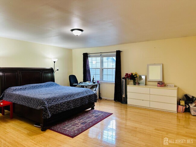 Building Photo - 811 Maple Hill Dr