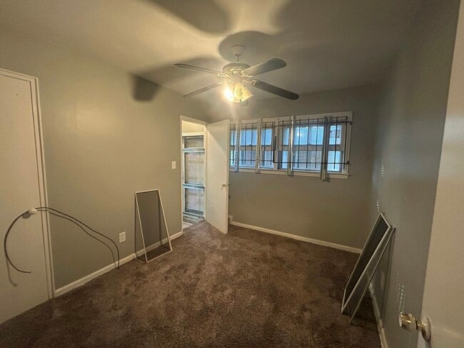 Building Photo - 9961 Vaughan St