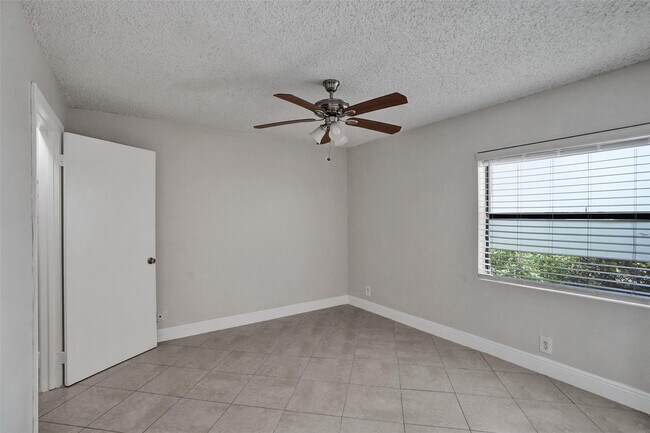 Building Photo - 9999 Summerbreeze Dr