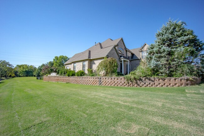 Building Photo - Executive (5) Bed/(4.5) Bath + Study Avail NOW! Must-See Amenities!