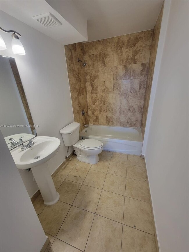 Building Photo - 357 N Royal Poinciana Blvd