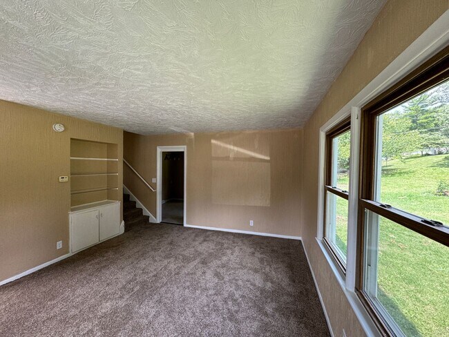 Building Photo - Spacious Rock Island Home with Family Room and Garage!