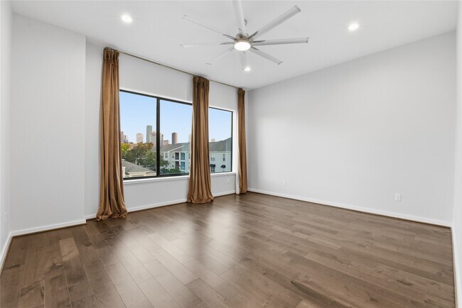 Building Photo - 529 Memorial Heights Dr