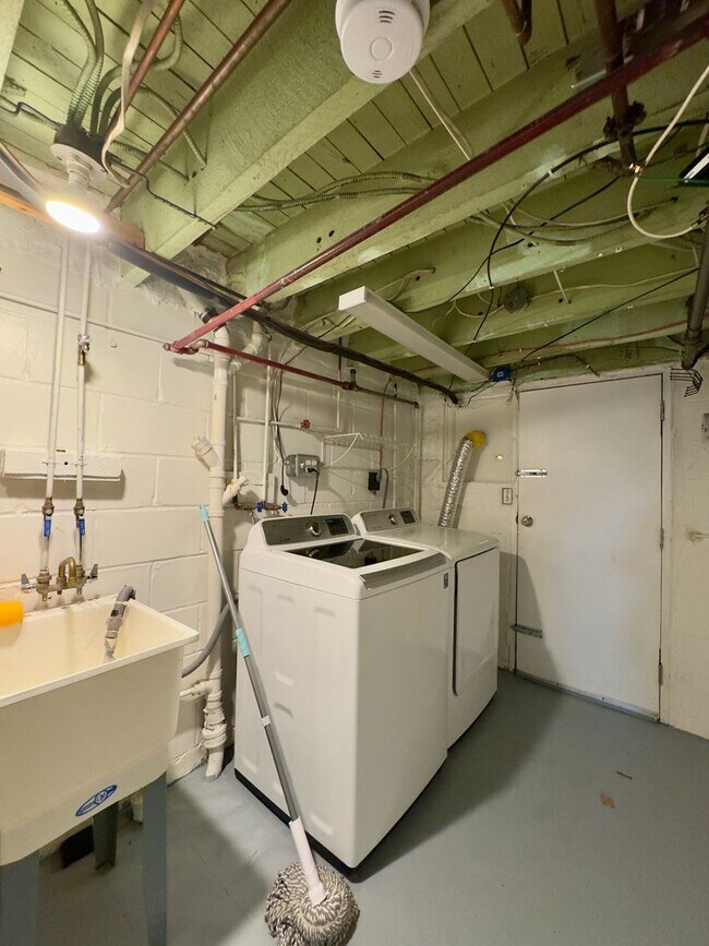 Building Photo - Charming 3 Bedroom/2 Bathroom Townhome in Essex, Baltimore, MD!