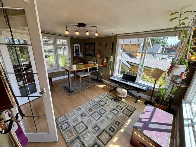 Building Photo - 4Bd/2.75Ba Seattle Home