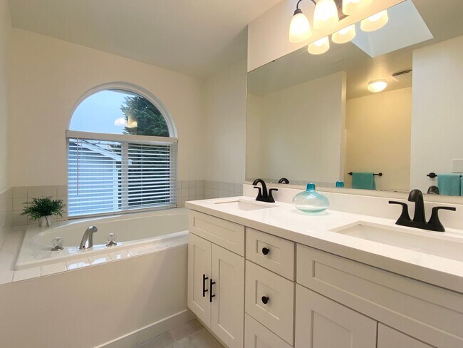 Building Photo - FULLY UPDATED Auburn home near Thomas Jefferson HS