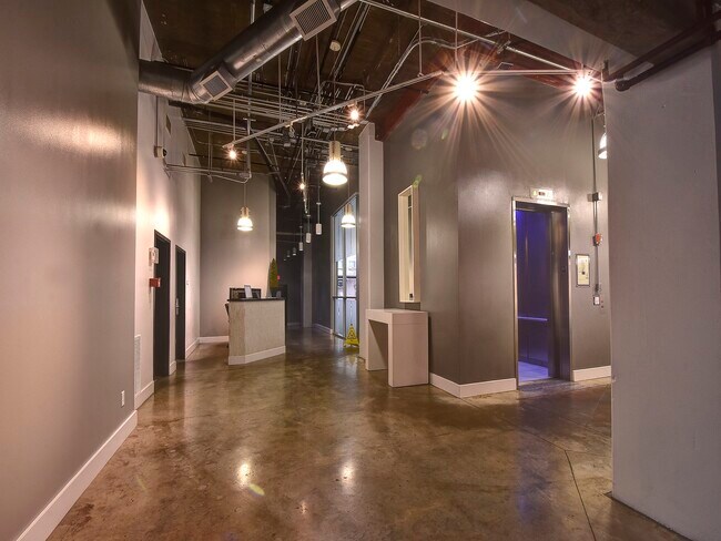 Building Photo - 2000 Bagby St