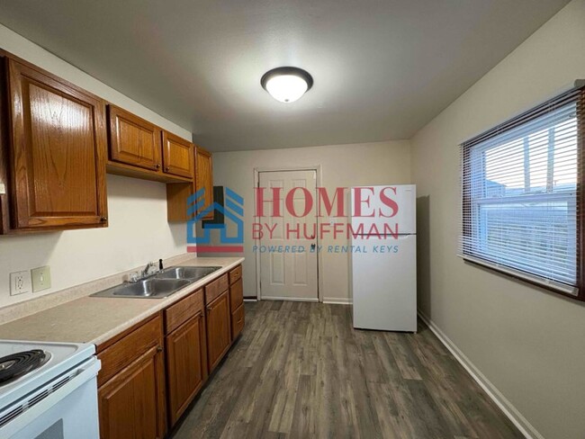 Building Photo - Two Bedroom Duplex | Move in Ready