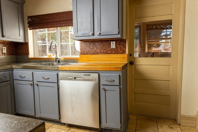 Building Photo - 825 Elati St