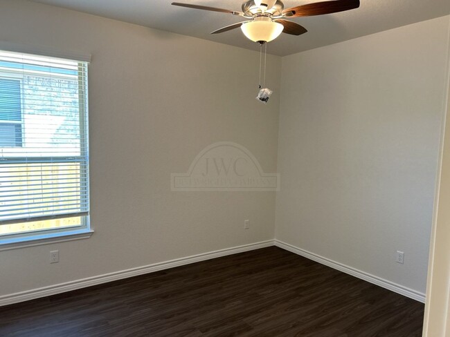 Building Photo - **2-Weeks Free Rent**5217 Rose Garden Loop...