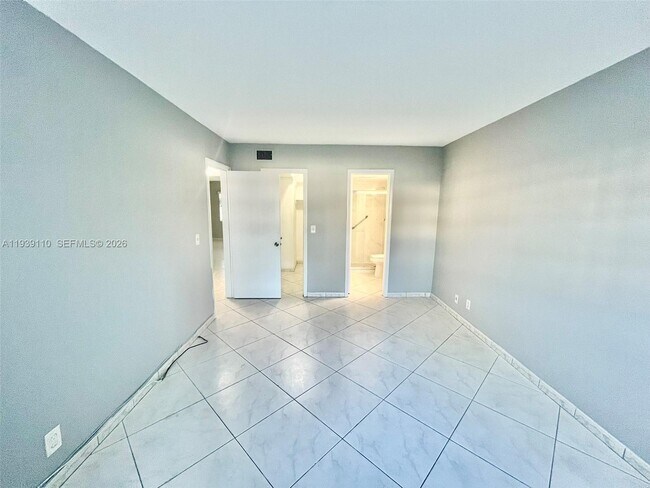 Building Photo - 501 Blue Heron Dr