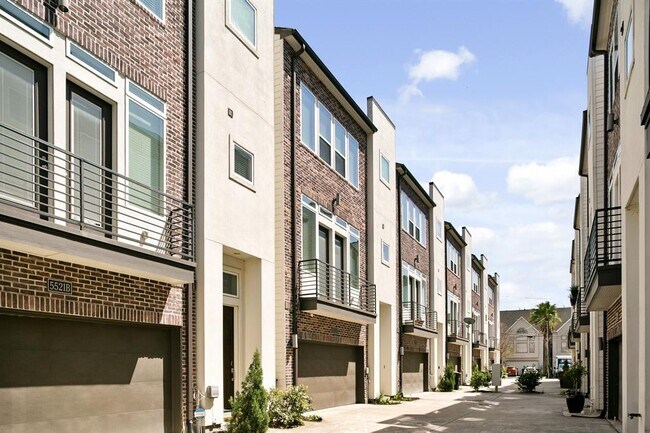 Building Photo - 5521 Larkin St
