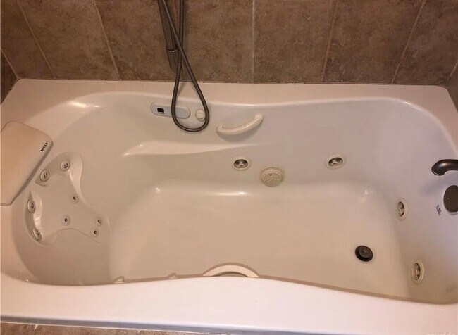 Building Photo - Beautifully Renovated 4bdrm/2.5bth Tri-Lev...