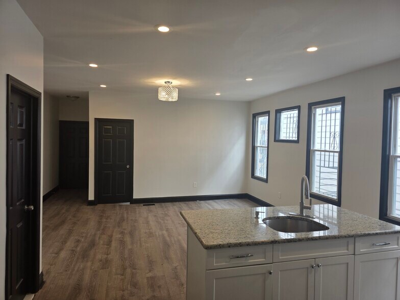 Building Photo - 653 S 20th St
