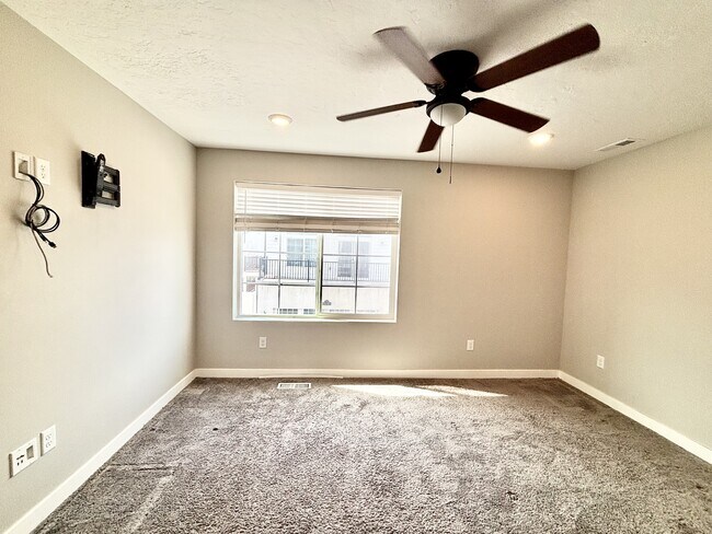 Building Photo - 153 E Brushy Canyon St