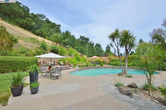 Building Photo - 2051 Pebble Dr