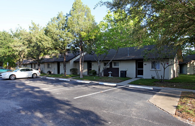 Building Photo - Villas of Mount Dora