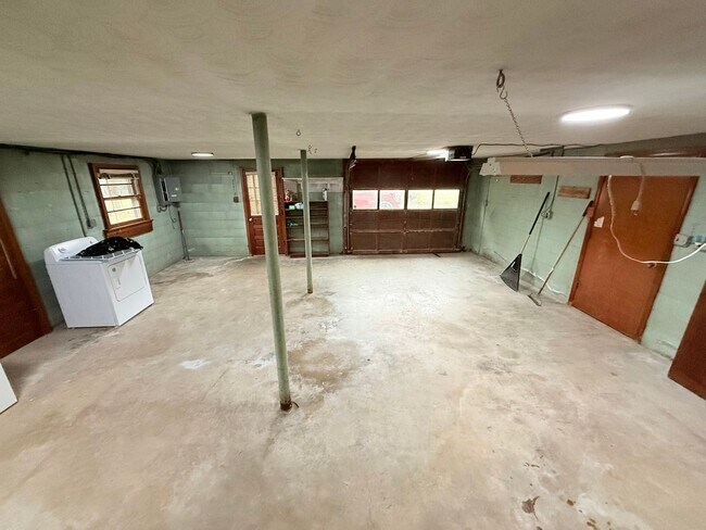 Building Photo - 7381 Barnette Ave