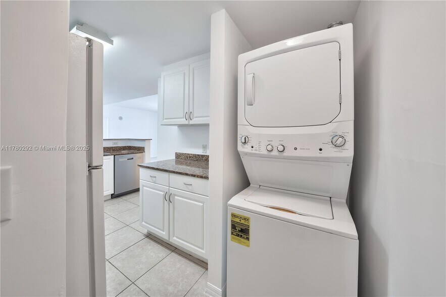 Building Photo - 215 SW 42nd Ave