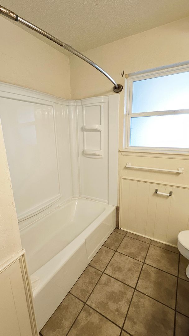 Building Photo - Charming 3-Bedroom Home in the Moore School District