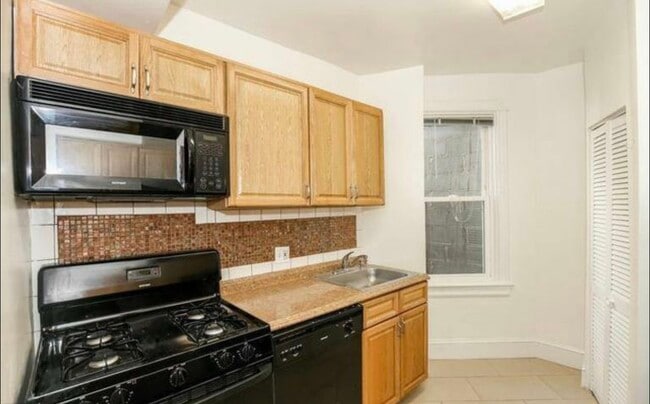 Building Photo - 1423 E Street NE, Unit 2nd Fl Front Bedroom