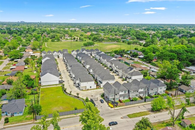 Building Photo - 6713 Parker Grv Ln