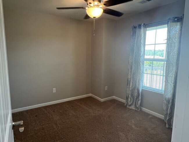 Building Photo - 3 Bedroom, 2 Bath, Condo at Tullamore Lakes in Sun Colony. Available now@