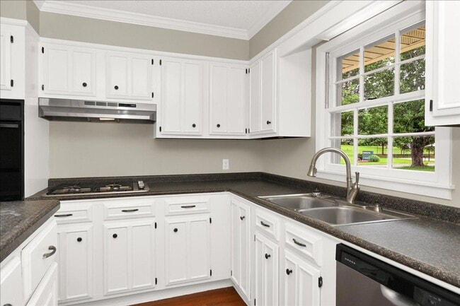 Building Photo - Beautiful 4 Br Brick home