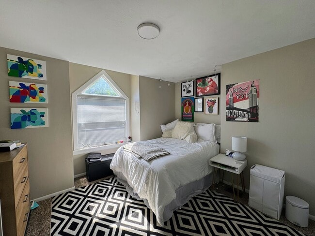 Building Photo - 3217 Dawson St