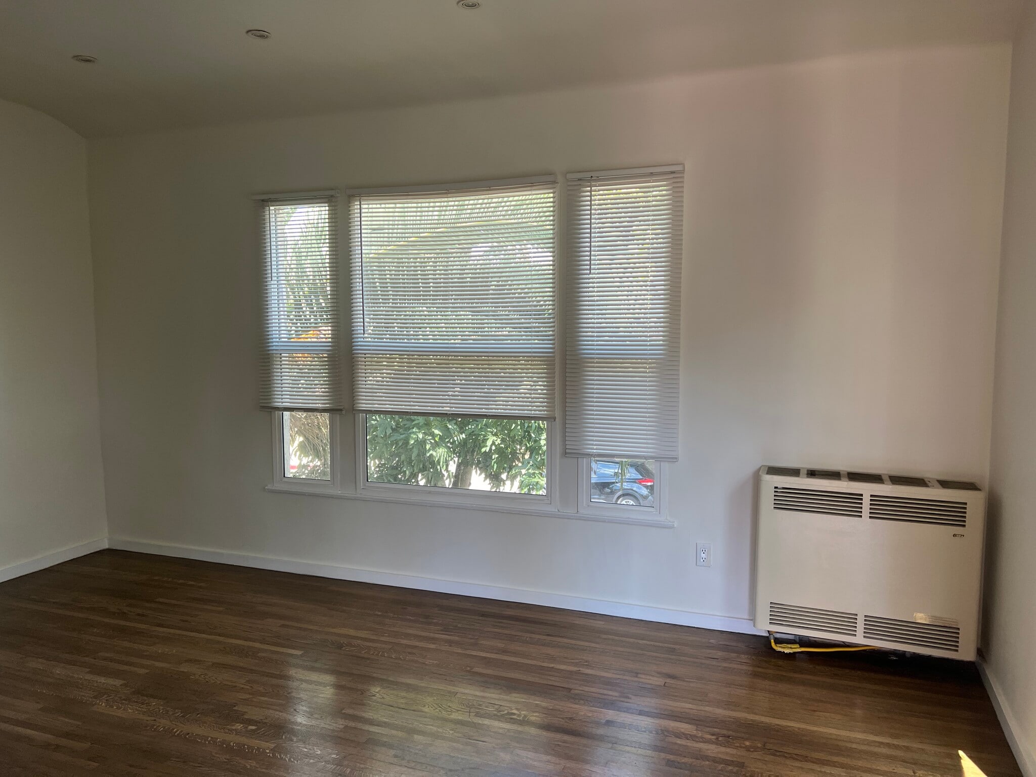 Building Photo - 1049 N Stanley Ave