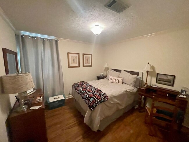 Building Photo - Charming 3/2 Home in Madison School Distri...