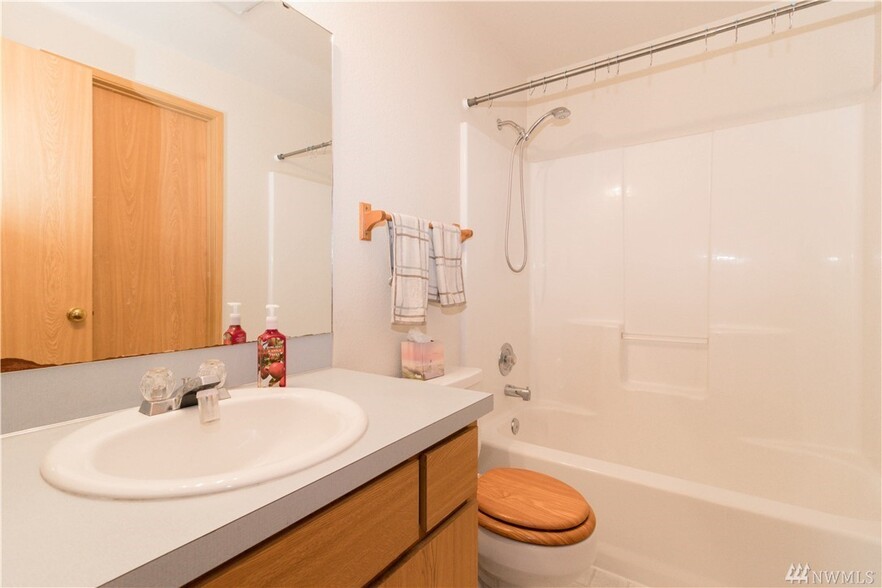 Bathroom - 5031 Sunnyside Blvd