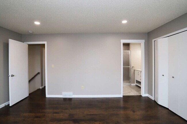 Building Photo - Beautifully Updated Split-Level Home with ...