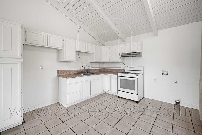 Building Photo - Charming Upstairs 2 Bed/1 Bath Unit With F...