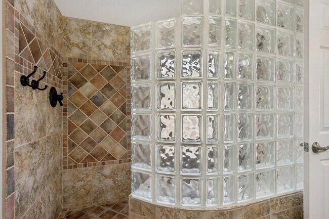 Building Photo - 8734 W Bloomfield Rd