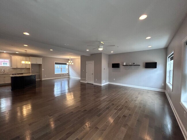 Building Photo - Modern 3-Level North Side Townhome with Garage