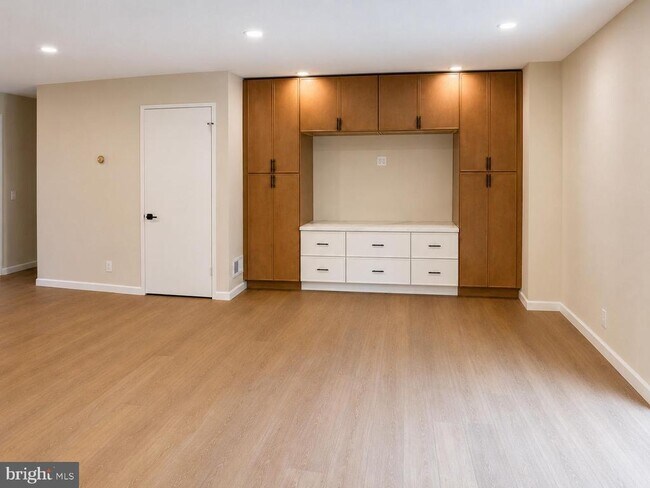 Building Photo - 2480 Glengyle Dr