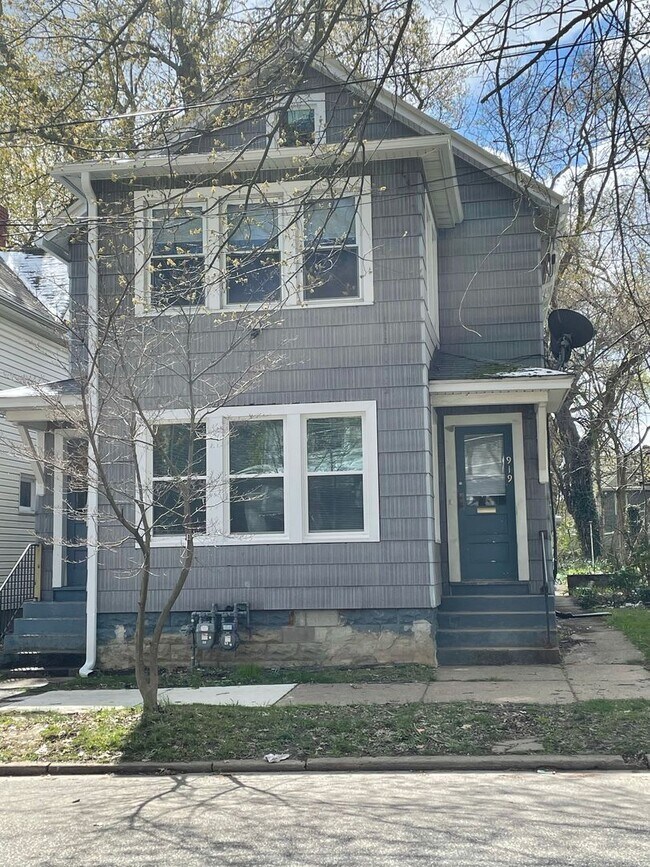 Building Photo - 917 W 7th St