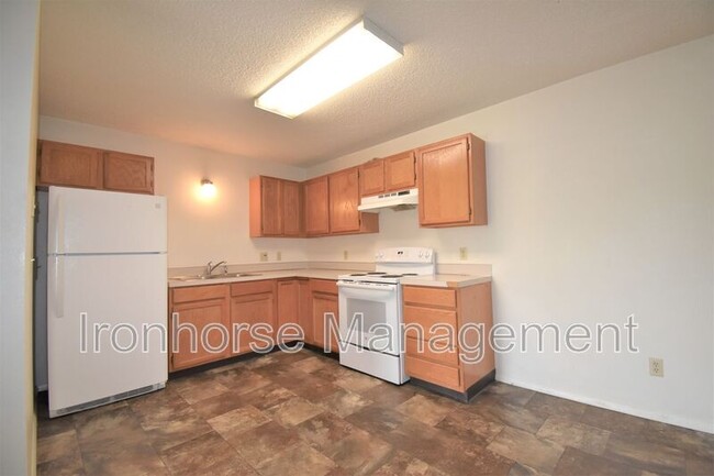 Building Photo - 811 W Villard St