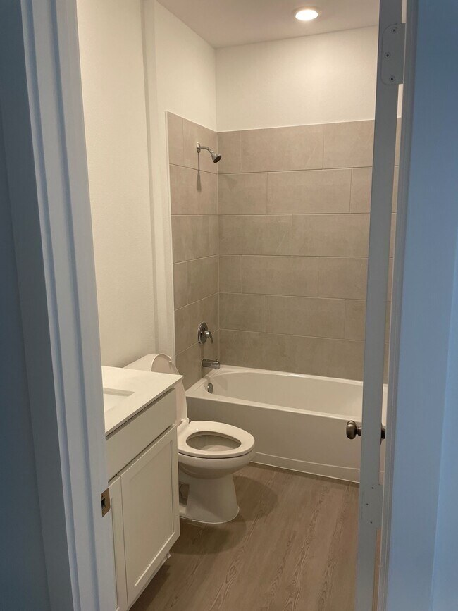 Building Photo - 545 Shoreview Dr