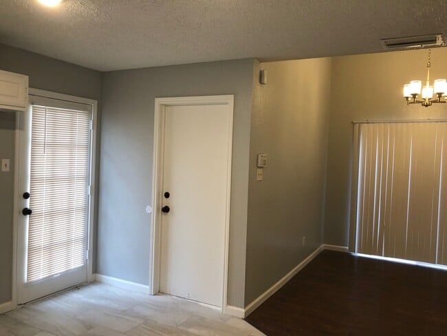 Building Photo - 3/2/2 Great neighborhood!  Move in Ready!
