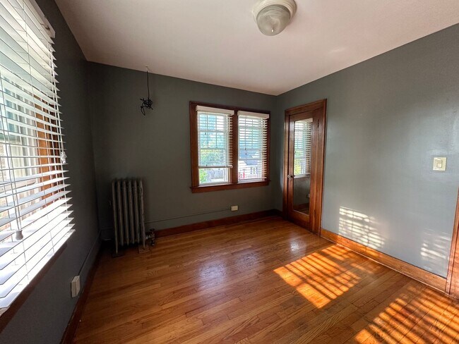 Building Photo - Gigantic 5 bedroom home on the NW side of ...