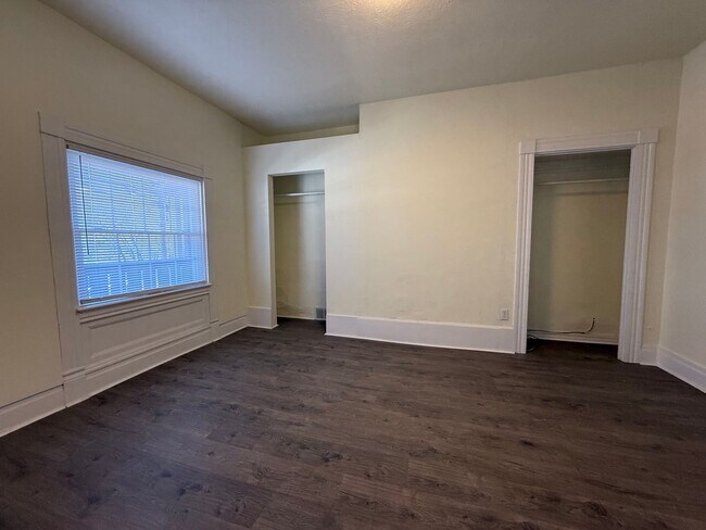 Building Photo - Updated 4BR / 2 Bath Home with off-street parking!