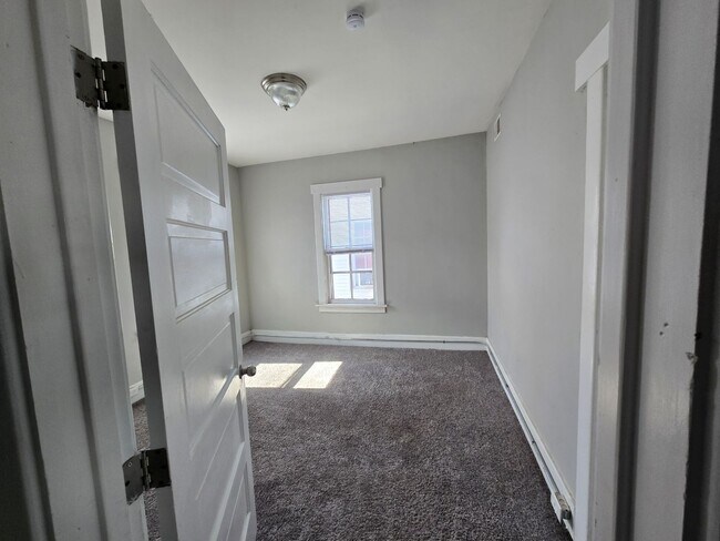 Building Photo - 5 Bedroom House