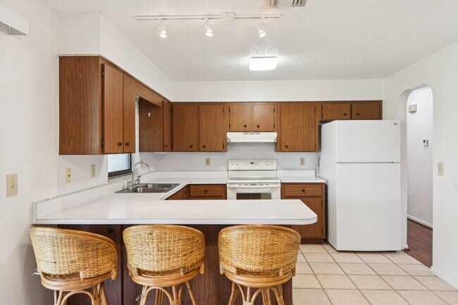 Building Photo - 4704 Queen Palm Dr