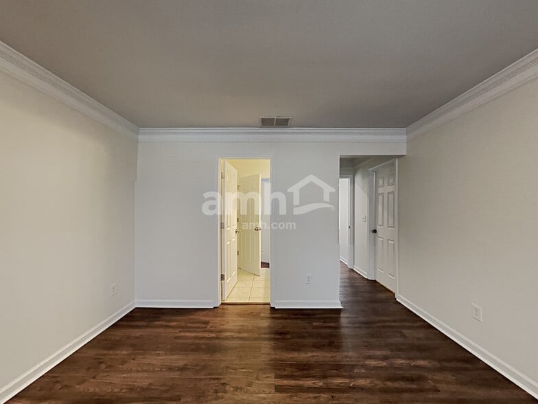 Building Photo - 979 Park Knoll Ct NE