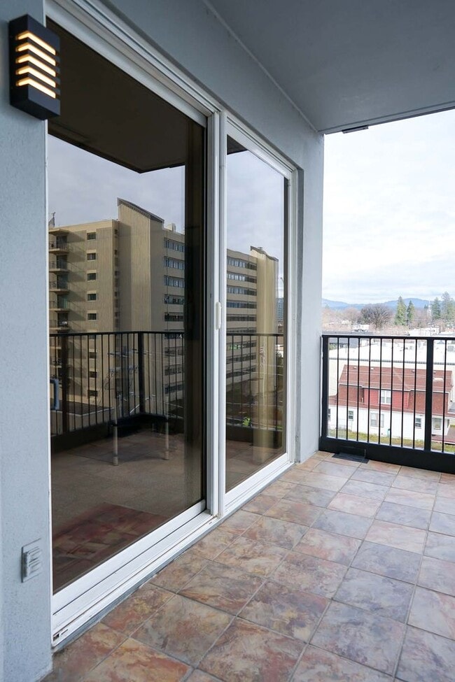 Building Photo - CDA NORTH CONDO - JUST LISTED ONE BEDROOM CONDO!