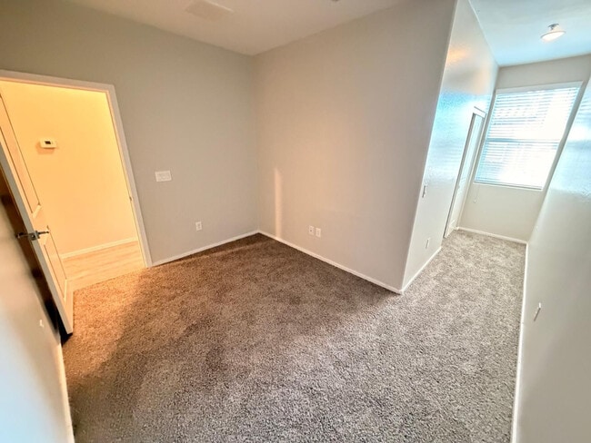 Building Photo - 2348 E Huntington Dr